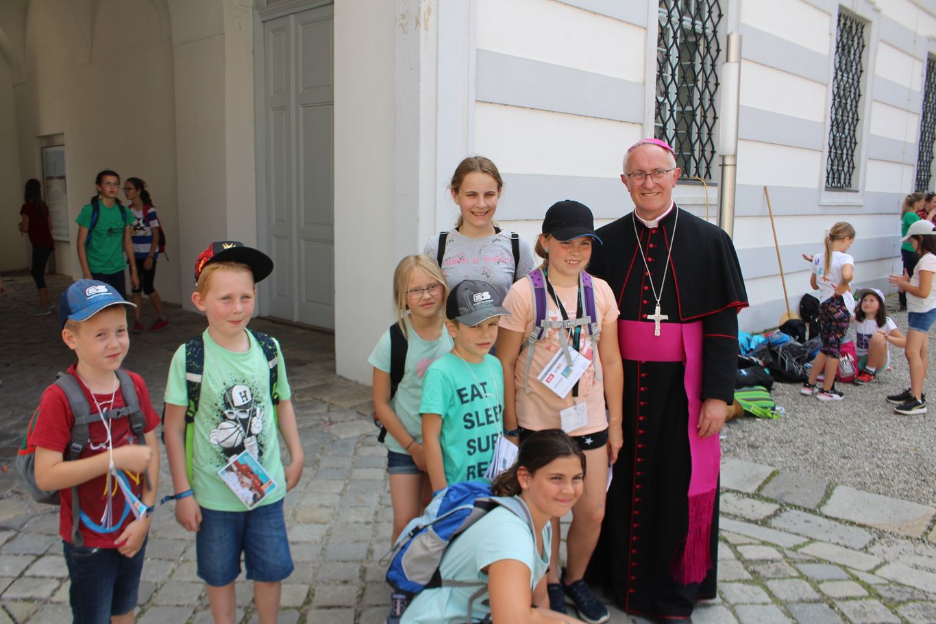Weihbischof Anton Leichtfried mit einer Gruppe von Kindern.