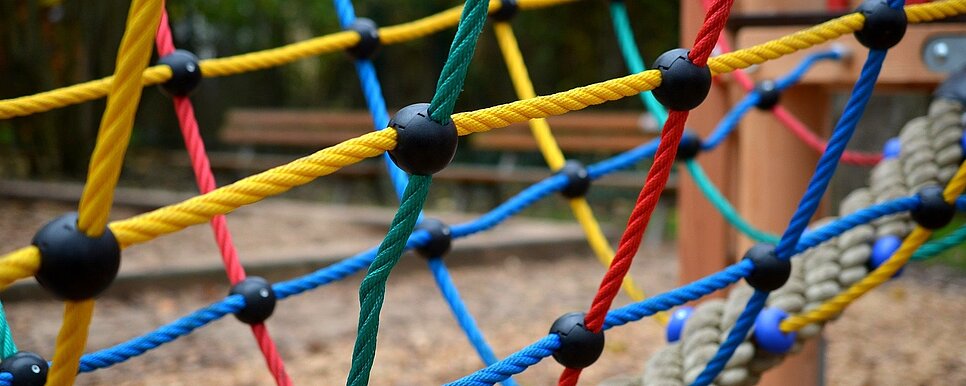 buntes Kletternetz auf einem Spielplatz
