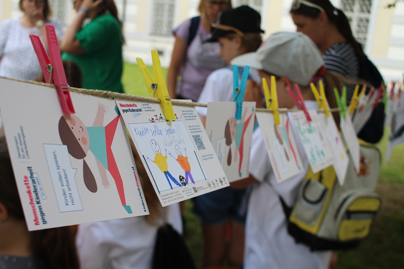 Kinderrechteaktion Karten wurden bemalt und auf eine Schnur gehängt.
