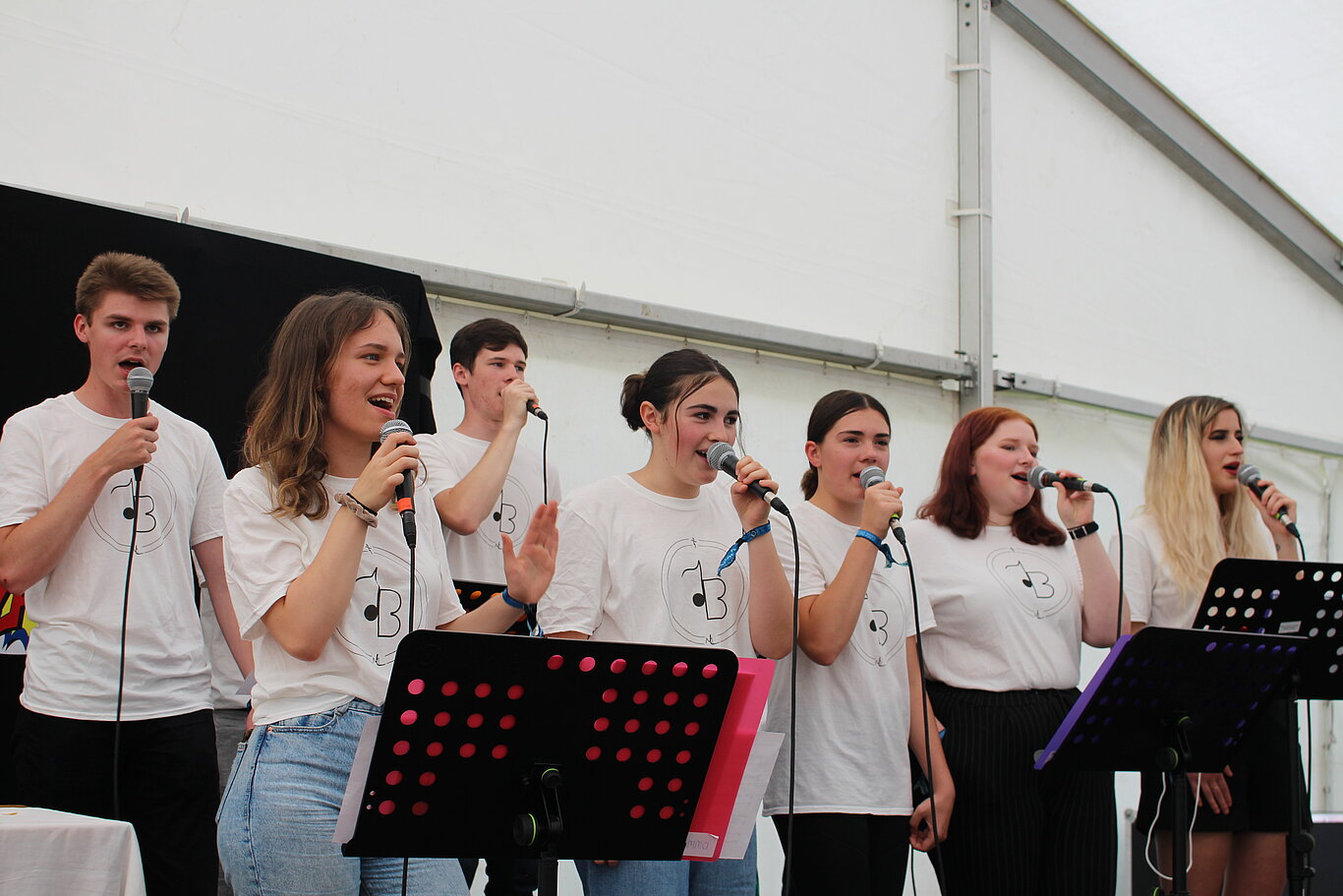 Chor singt bei Messe, Minitag 2022