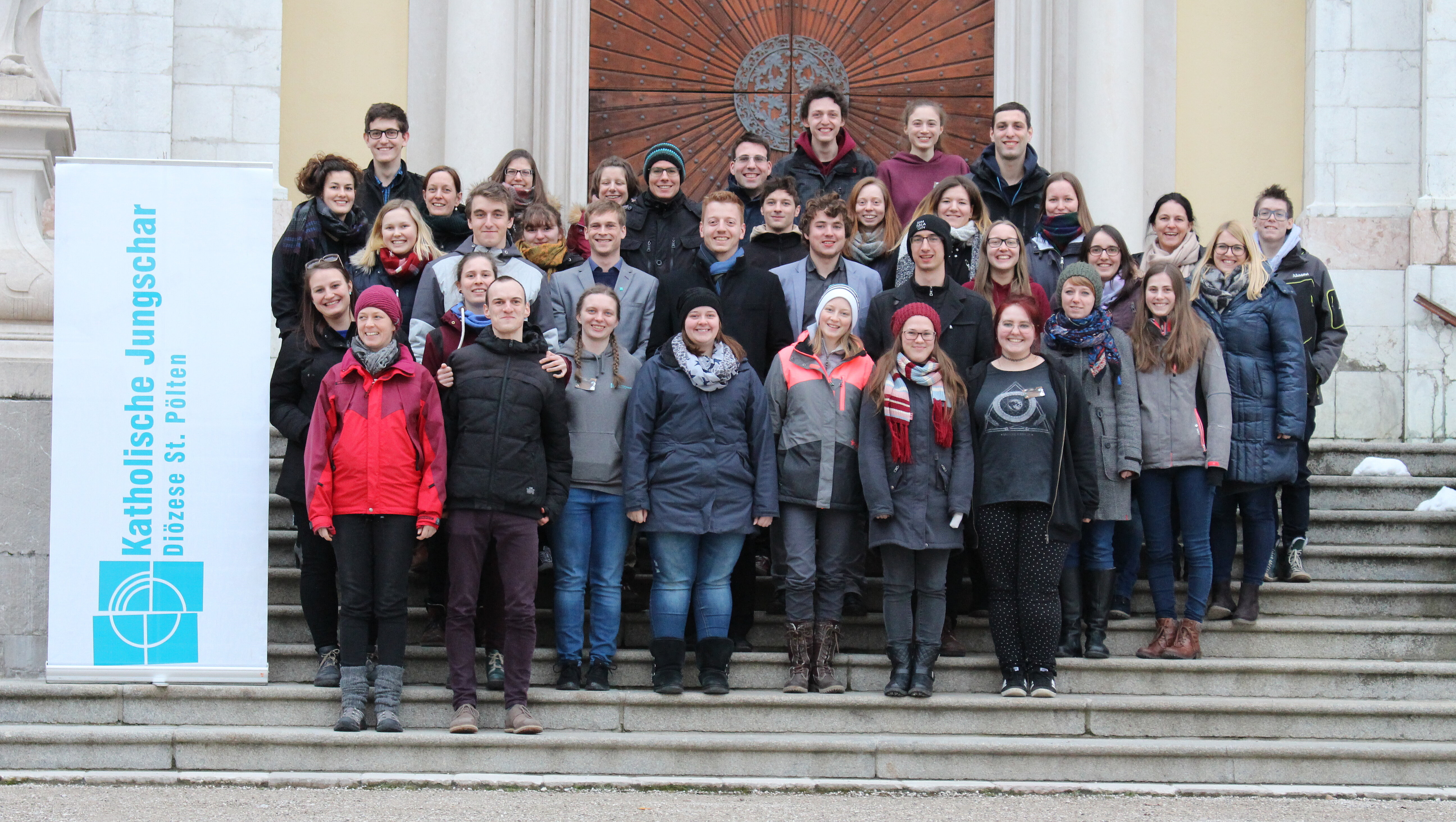 Gruppenfoto vom Dilk 2018 mit einem Jungschar Roll up.