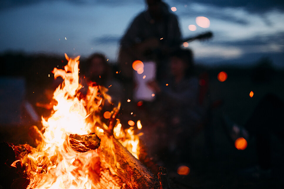 Lagerfeuer im Dunkeln vor dunklem Himmel