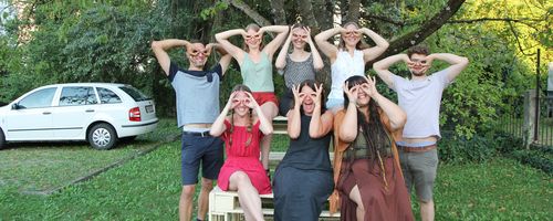 Gruppen Foto ReMix Team, Die Mitglieder haben ihre Hände zu einer Brille geformt und vors Gesicht gegeben.