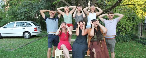 Gruppen Foto ReMix Team, Die Mitglieder haben ihre Hände zu einer Brille geformt und vors Gesicht gegeben.