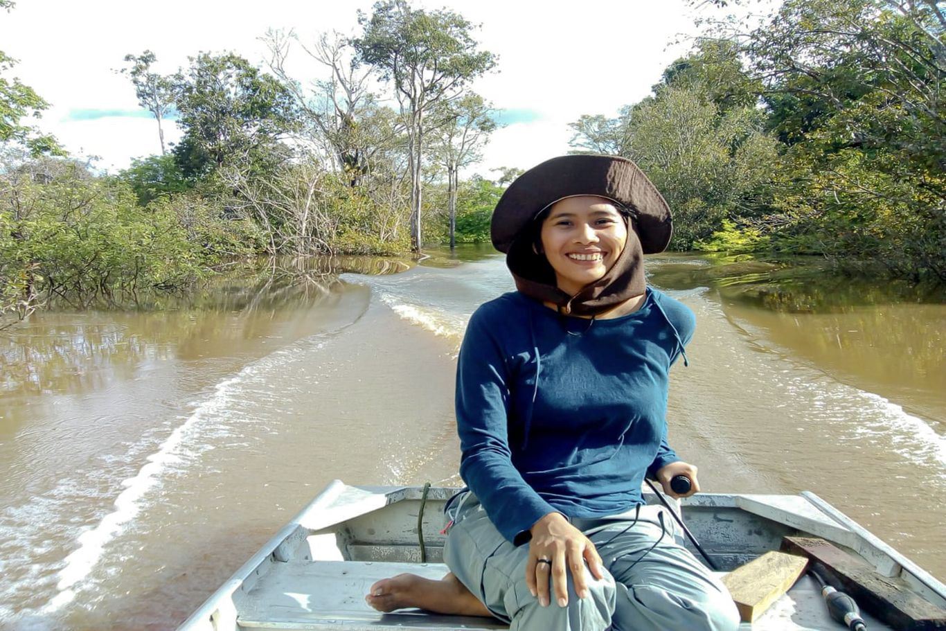 Die CIMI-Mitarbeiterin Jussara ist am Fluss unterwegs, um zum indigenen Volk der Madihadeni zu gelangen. In den indigenen Dörfern unterstützt sie die Menschen vor Ort, lernt aber auch viel von ihnen über das Zusammenleben mit der Natur.