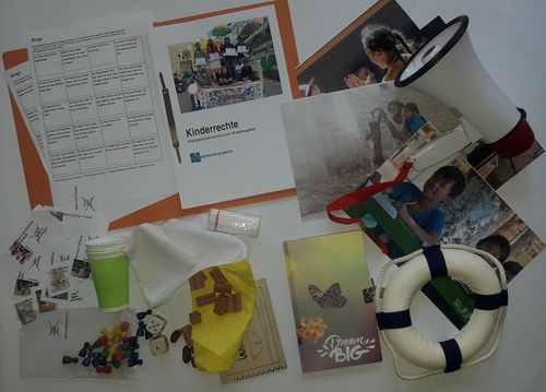 Inhalt des Kinderrechte Workshoppakets: Infomappe, Megaphon, Bilder, Rettungsring, Spiele, Notizbuch,...