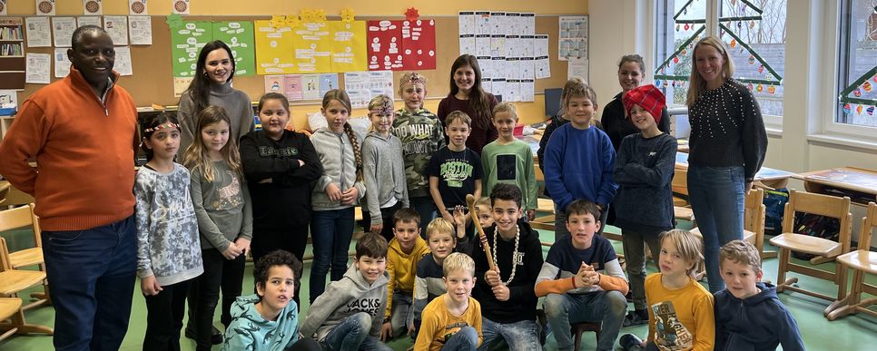 Gruppenfoto vom Projektpartnerbesuch 2022 in der Volksschule Weißenkirchen an der Perschling.